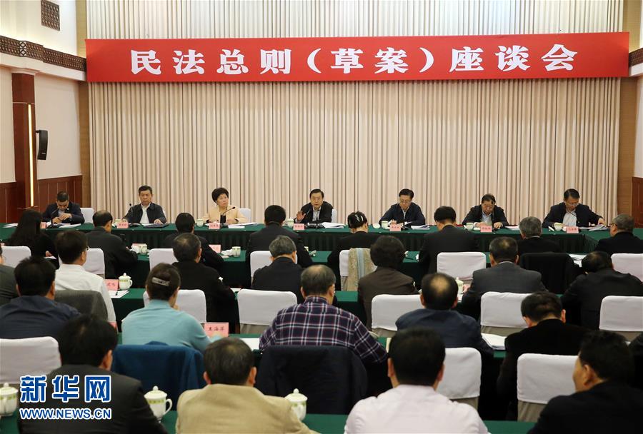 這是11月23日，張德江在成都主持召開座談會，11個省（區(qū)、市）人大常委會負責同志、部分全國人大代表、法律工作者及專家學者參加會議。新華社記者 劉衛(wèi)兵 攝 