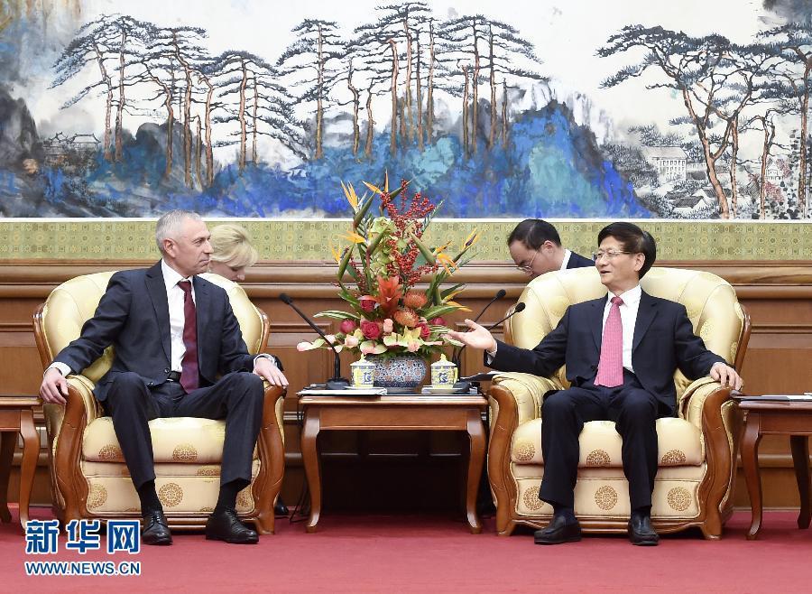 11月25日，中共中央政治局委員、中央政法委書記孟建柱在北京會(huì)見白俄羅斯總統(tǒng)辦公廳副主任米茨克維奇。 新華社記者燕雁攝 