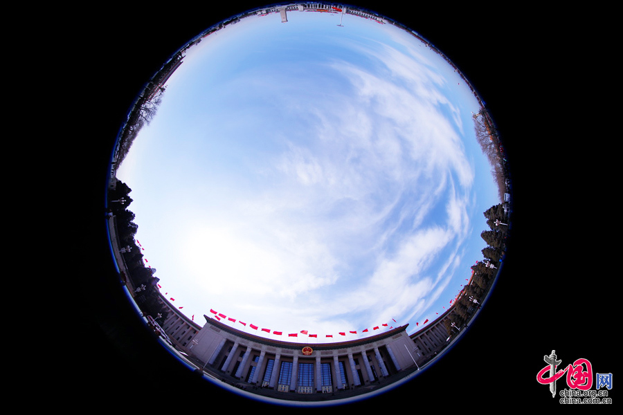  人民大會(huì)堂、天安門廣場(chǎng)、人民英雄紀(jì)念碑外部全景。中國(guó)網(wǎng) 鄭亮攝