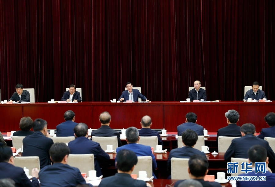 4月13日，中央宣傳部、中央政法委在北京召開貫徹落實《關(guān)于進(jìn)一步把社會主義核心價值觀融入法治建設(shè)的指導(dǎo)意見》電視電話會議。中共中央政治局委員、中央書記處書記、中宣部部長劉奇葆出席會議并講話。新華社記者丁海濤攝