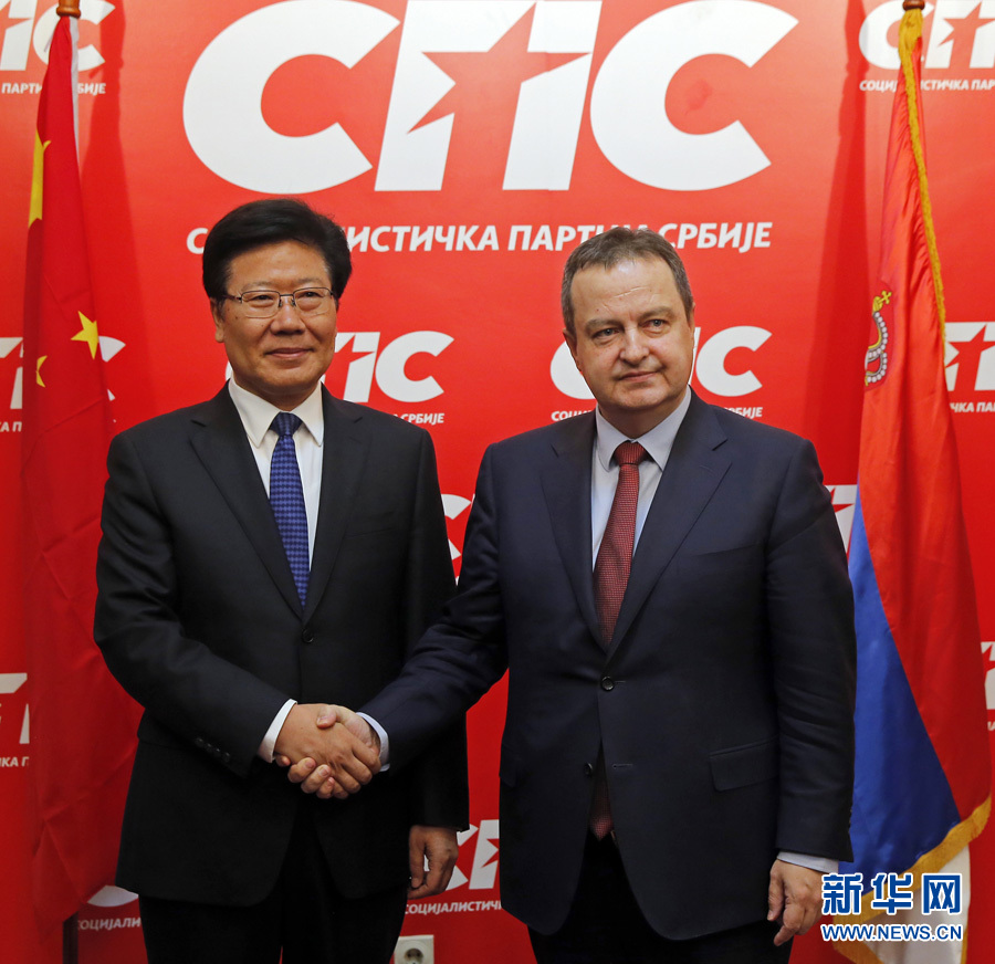 4月13日，中共中央政治局委員、中央黨的建設工作領導小組副組長張春賢（左）在塞爾維亞貝爾格萊德會見塞社會黨主席、政府第一副總理兼外長達契奇。新華社發(fā)（普雷德拉格·米洛薩夫列維奇攝）