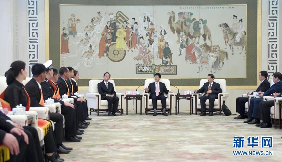 4月24日，第十三屆全國見義勇為英雄模范表彰大會(huì)在北京人民大會(huì)堂召開。會(huì)前，中共中央政治局委員、中央政法委書記孟建柱與見義勇為英雄模范及家屬代表座談。國務(wù)委員、公安部部長郭聲琨出席座談會(huì)并在表彰大會(huì)上講話。新華社記者 張鐸 攝