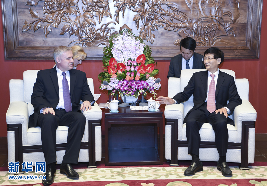 4月26日，中共中央政治局委員、中央政法委書記孟建柱在北京會(huì)見白俄羅斯安全會(huì)議國務(wù)秘書扎西。 新華社記者 張領(lǐng) 攝