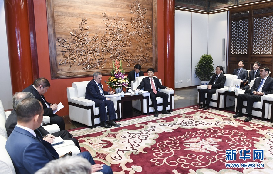 4月27日，中共中央政治局委員、中央政法委書(shū)記孟建柱在北京同烏茲別克斯坦副總理阿齊莫夫舉行中烏政府間合作委員會(huì)雙方主席會(huì)晤。新華社記者 張領(lǐng) 攝