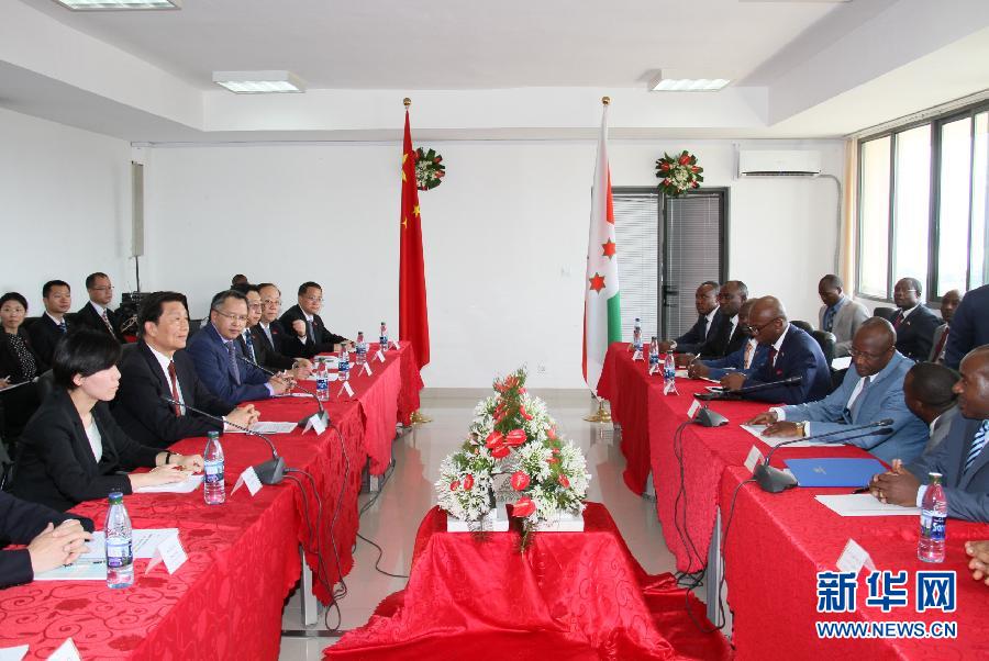 5月11日，中國(guó)國(guó)家副主席李源潮在布瓊布拉與布隆迪第一副總統(tǒng)辛迪姆沃和第二副總統(tǒng)布托雷舉行會(huì)談。 新華社記者呂天然攝 