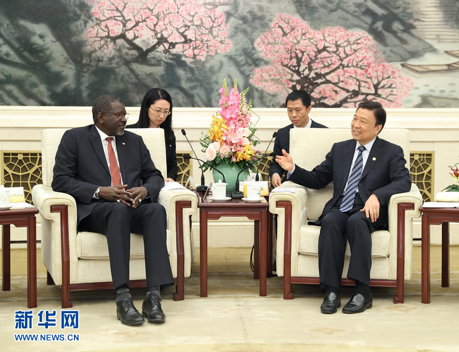5月15日，國(guó)家副主席、中國(guó)紅十字會(huì)名譽(yù)會(huì)長(zhǎng)李源潮在北京會(huì)見來(lái)華出席“一帶一路”國(guó)際合作高峰論壇的紅十字會(huì)與紅新月會(huì)國(guó)際聯(lián)合會(huì)秘書長(zhǎng)阿西。新華社記者 王曄 攝