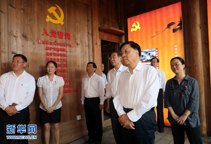 6月8日至10日，中共中央政治局常委、中央書記處書記劉云山在福建調(diào)研。這是6月9日，劉云山專程來到政和縣石圳村，深入了解廖俊波的事跡。新華社記者 劉衛(wèi)兵 攝