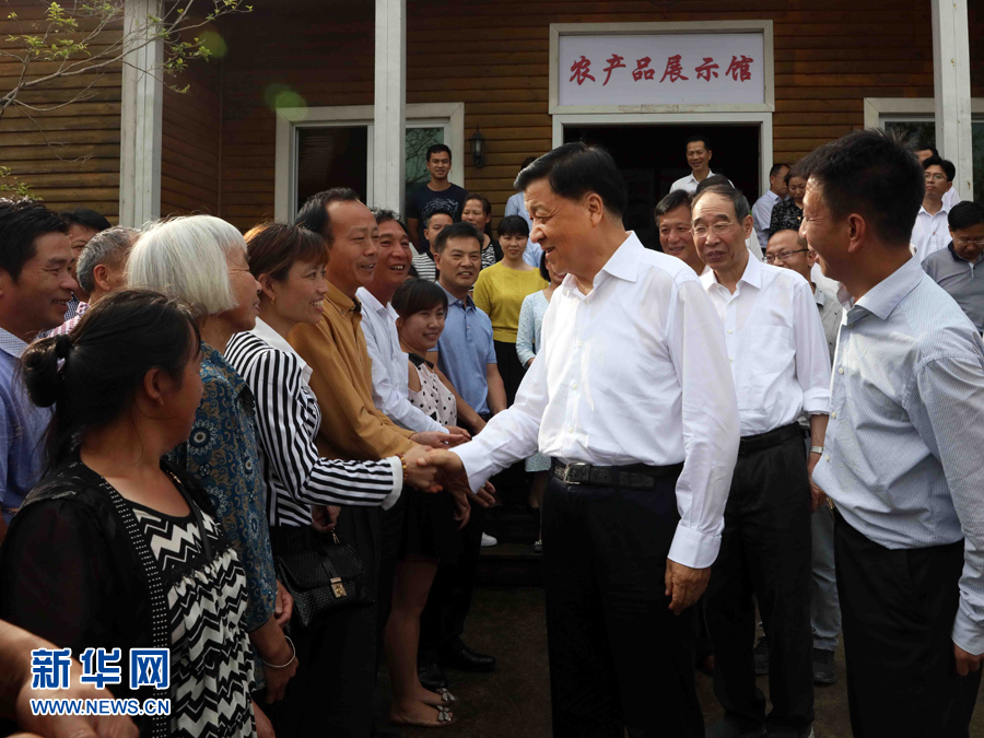 6月8日至10日，中共中央政治局常委、中央書記處書記劉云山在福建調(diào)研。這是6月9日，劉云山在周寧縣上洋村與村民親切交談。新華社記者 劉衛(wèi)兵 攝