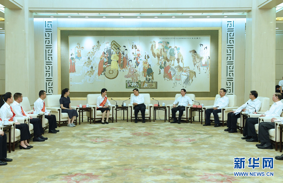 6月21日，廖俊波同志先進(jìn)事跡報(bào)告會(huì)在北京人民大會(huì)堂舉行。報(bào)告會(huì)前，中共中央政治局常委、中央書(shū)記處書(shū)記劉云山會(huì)見(jiàn)報(bào)告團(tuán)成員，代表習(xí)近平總書(shū)記，代表黨中央，向廖俊波同志家屬表示親切慰問(wèn)，并頒發(fā)黨中央追授廖俊波同志“全國(guó)優(yōu)秀共產(chǎn)黨員”證書(shū)、獎(jiǎng)?wù)隆Ｐ氯A社記者 饒愛(ài)民 攝