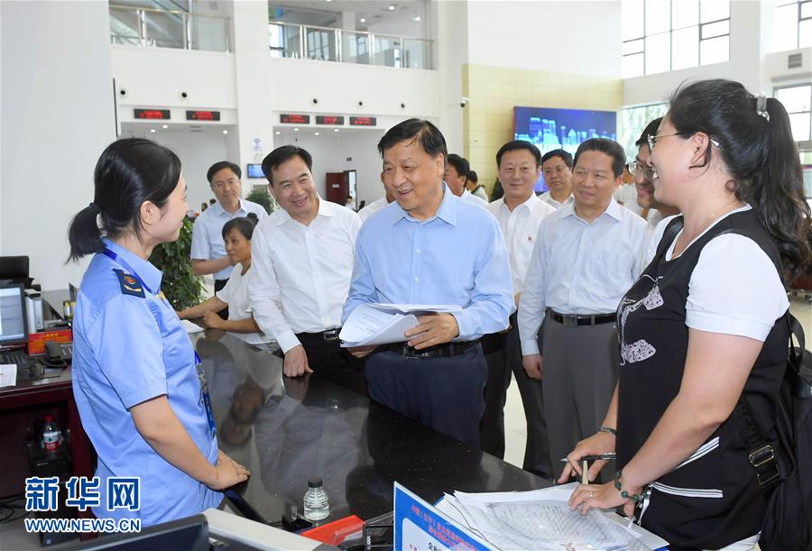 6月22日至24日，中共中央政治局常委、中央書記處書記劉云山在遼寧調(diào)研。這是6月22日，劉云山在中國（遼寧）自貿(mào)試驗區(qū)營口片區(qū)與干部群眾深入交流。新華社記者 張鐸 攝