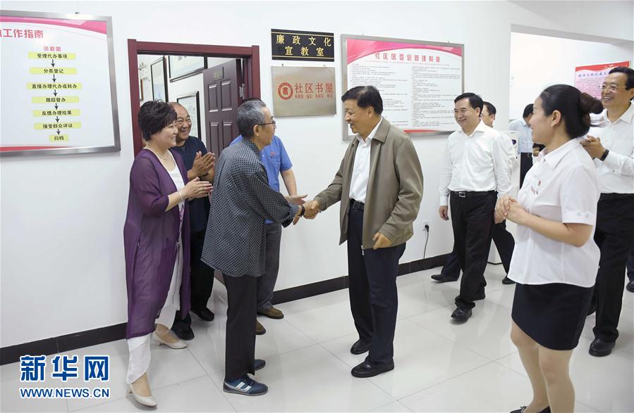 6月22日至24日，中共中央政治局常委、中央書記處書記劉云山在遼寧調(diào)研。這是6月23日，劉云山在錦州市西街社區(qū)與干部群眾深入交流。新華社記者 張鐸 攝
