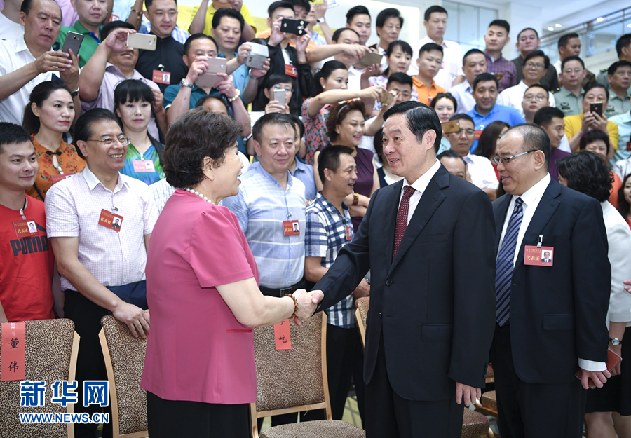 7月19日，中國曲藝家協(xié)會第八次全國代表大會在北京召開。中共中央政治局委員、中央書記處書記、中宣部部長劉奇葆出席開幕式并講話。這是開幕式前，劉奇葆接見與會代表。新華社記者 張領(lǐng) 攝