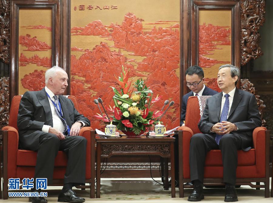 7月20日，國(guó)務(wù)院副總理馬凱在北京中南海紫光閣會(huì)見(jiàn)以澳大利亞前總理基廷為主席的國(guó)家開(kāi)發(fā)銀行國(guó)際顧問(wèn)委員會(huì)成員。 新華社記者丁林?jǐn)z