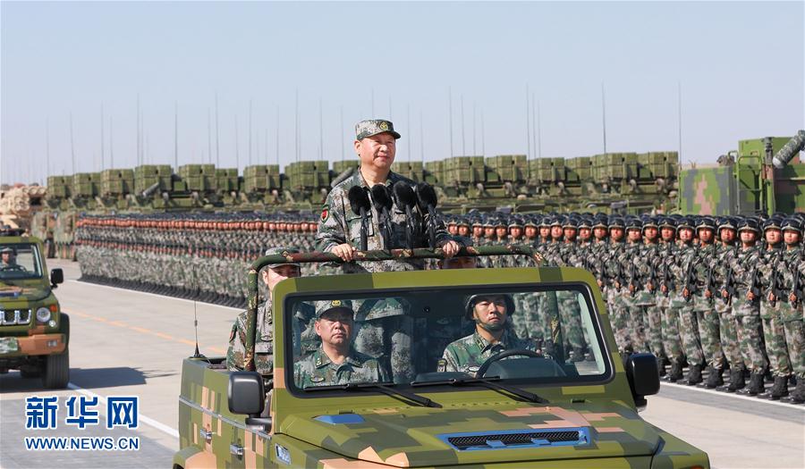 7月30日上午，慶祝中國人民解放軍建軍90周年閱兵在朱日和聯(lián)合訓(xùn)練基地隆重舉行。中共中央總書記、國家主席、中央軍委主席習(xí)近平檢閱部隊(duì)并發(fā)表重要講話。這是習(xí)近平乘車檢閱部隊(duì)。新華社記者 李剛 攝