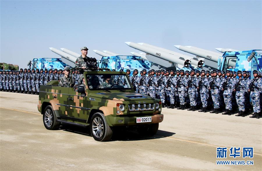 7月30日上午，慶祝中國人民解放軍建軍90周年閱兵在朱日和聯(lián)合訓(xùn)練基地隆重舉行。中共中央總書記、國家主席、中央軍委主席習(xí)近平檢閱部隊(duì)并發(fā)表重要講話。這是習(xí)近平乘車檢閱部隊(duì)。新華社記者 李濤 攝