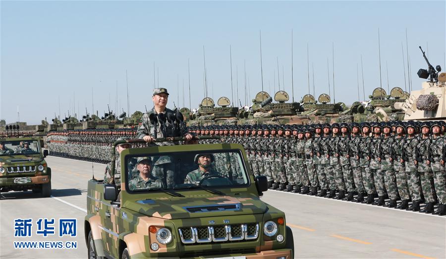 7月30日上午，慶祝中國人民解放軍建軍90周年閱兵在朱日和聯(lián)合訓(xùn)練基地隆重舉行。中共中央總書記、國家主席、中央軍委主席習(xí)近平檢閱部隊(duì)并發(fā)表重要講話。這是習(xí)近平乘車檢閱部隊(duì)。新華社記者 李剛 攝