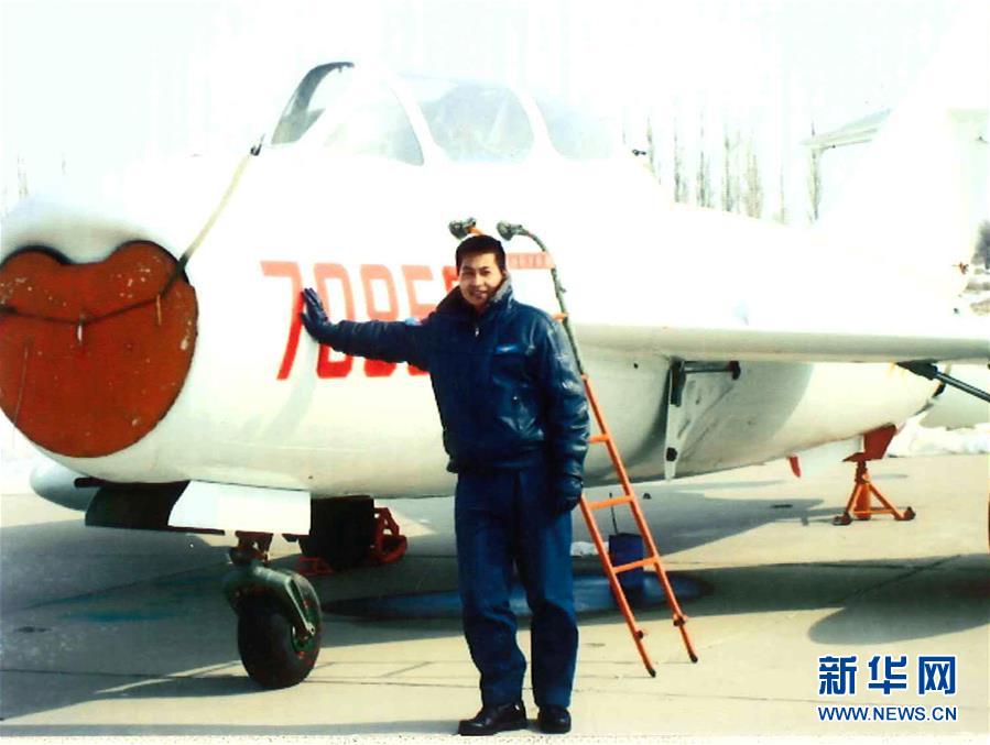 （建軍90周年·英雄·圖文互動(dòng)）（3）聽，渤海灣有風(fēng)吹過來——追記海軍某艦載航空兵部隊(duì)一級(jí)飛行員張超