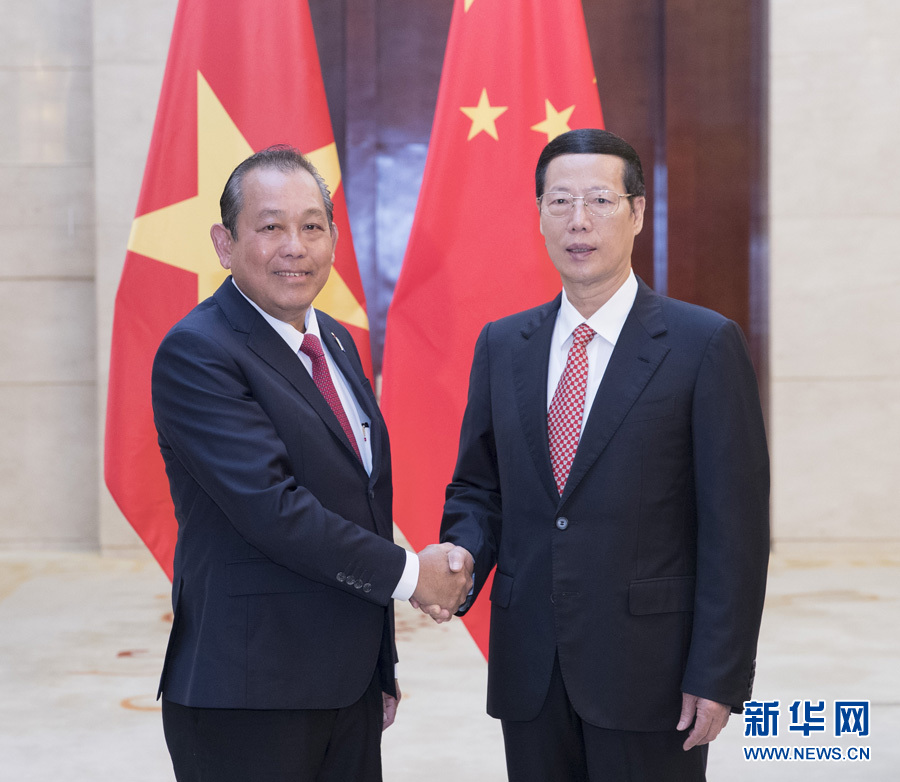  9月11日，中共中央政治局常委、國務(wù)院副總理張高麗在廣西南寧會(huì)見前來出席第十四屆中國－東盟博覽會(huì)和中國－東盟商務(wù)與投資峰會(huì)的越南常務(wù)副總理張和平。新華社記者王曄攝