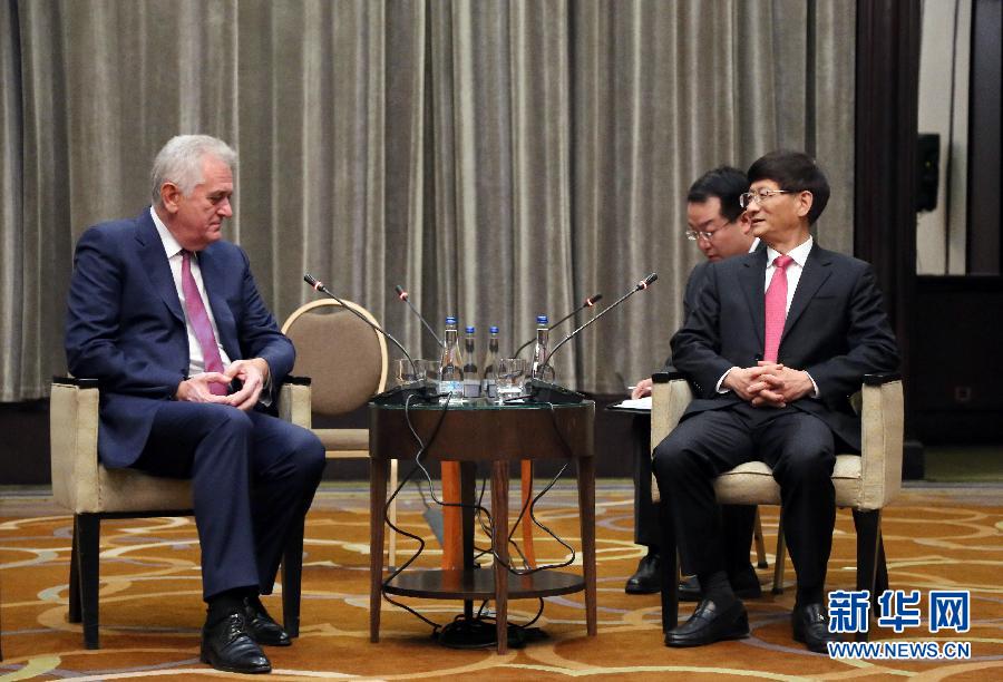 9月11日，在塞爾維亞首都貝爾格萊德，習(xí)近平主席特使、中共中央政治局委員、中央政法委書記孟建柱（右）會見塞爾維亞前總統(tǒng)尼科利奇（左）。新華社記者王慧娟攝