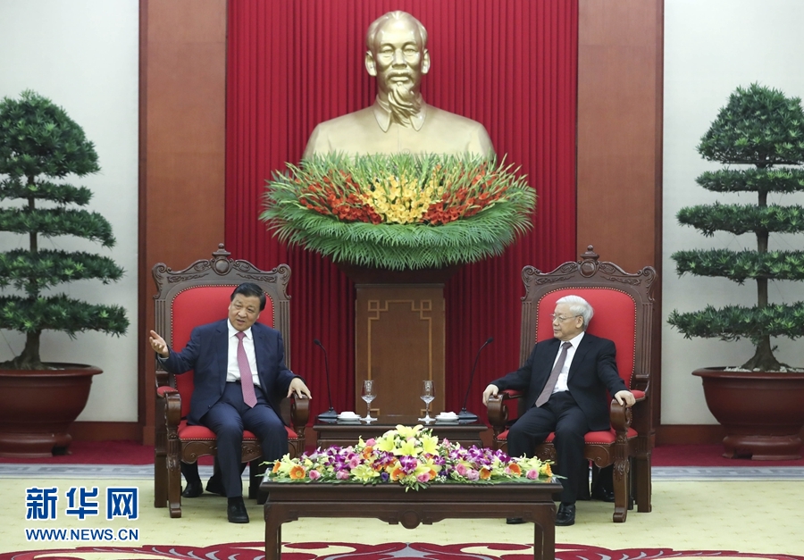應(yīng)越南共產(chǎn)黨邀請，中共中央政治局常委、中央書記處書記劉云山9月18日至19日對越南進(jìn)行正式訪問。這是9月18日，劉云山在河內(nèi)會見越共中央總書記阮富仲。 新華社記者 龐興雷 攝