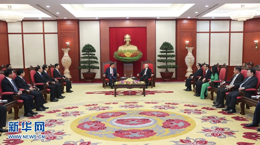 應(yīng)越南共產(chǎn)黨邀請，中共中央政治局常委、中央書記處書記劉云山9月18日至19日對越南進(jìn)行正式訪問。這是9月18日，劉云山在河內(nèi)會見越共中央總書記阮富仲。 新華社記者 龐興雷 攝