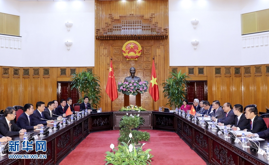 應(yīng)越南共產(chǎn)黨邀請，中共中央政治局常委、中央書記處書記劉云山9月18日至19日對越南進(jìn)行正式訪問。這是9月19日，劉云山在河內(nèi)會見越南總理阮春福。 新華社記者 丁林 攝