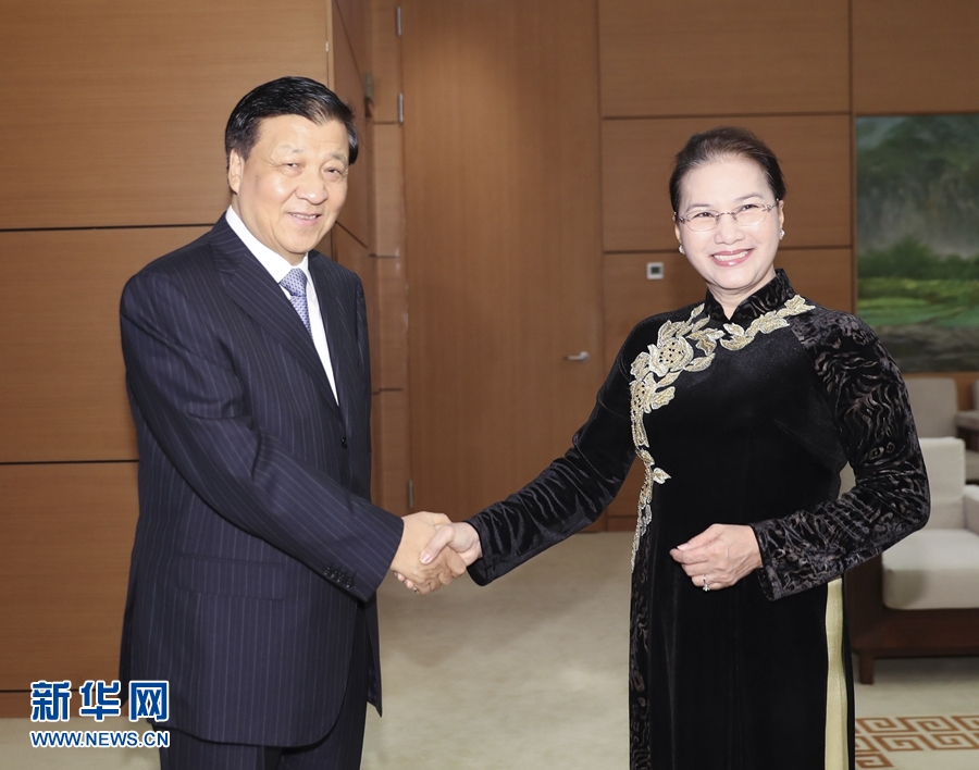 應(yīng)越南共產(chǎn)黨邀請，中共中央政治局常委、中央書記處書記劉云山9月18日至19日對越南進(jìn)行正式訪問。這是9月19日，劉云山在河內(nèi)會見越南國會主席阮氏金銀。 新華社記者 丁林 攝