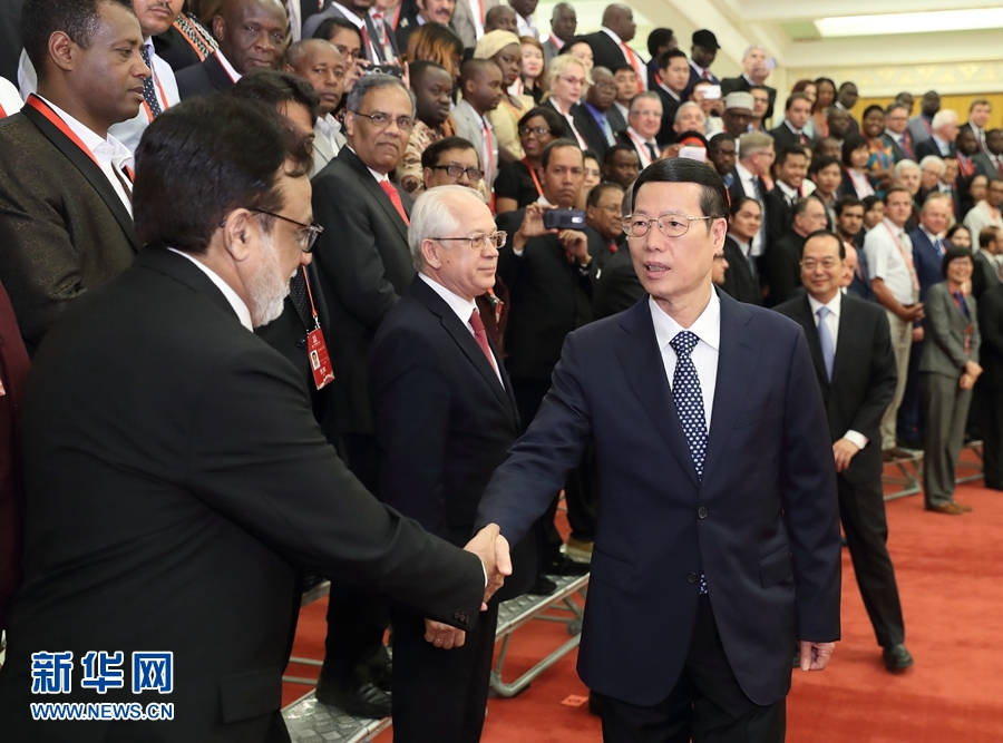 9月21日，中共中央政治局常委、國(guó)務(wù)院副總理張高麗在北京人民大會(huì)堂會(huì)見(jiàn)來(lái)華參加2017“一帶一路”媒體合作論壇的外方代表并回答大家關(guān)心的問(wèn)題。新華社記者王曄攝 