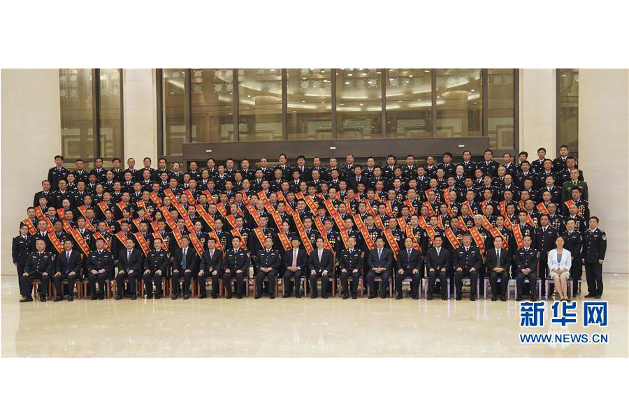 9月22日，“熱血鑄劍·丹心衛(wèi)民”全國公安百佳刑警推選活動揭曉儀式在北京舉行。中共中央政治局委員、中央政法委書記孟建柱會見當選民警并觀看揭曉儀式。國務委員、公安部部長郭聲琨參加會見并觀看揭曉儀式。新華社記者 殷剛 攝