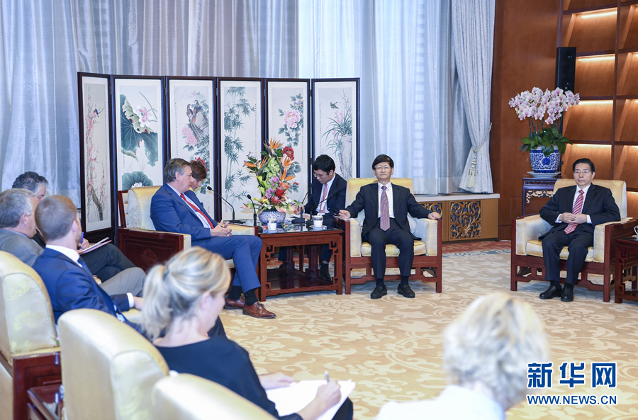 9月26日，中共中央政治局委員、中央政法委書記孟建柱在北京會(huì)見來華出席國(guó)際刑警組織第86屆全體大會(huì)的比利時(shí)副首相兼內(nèi)政大臣讓邦。國(guó)務(wù)委員、公安部部長(zhǎng)郭聲琨參加有關(guān)會(huì)見。新華社記者 張領(lǐng) 攝