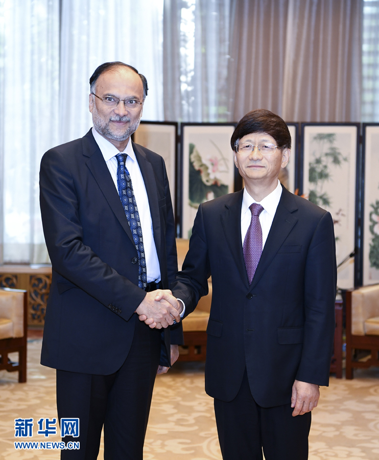 9月26日，中共中央政治局委員、中央政法委書記孟建柱在北京會(huì)見來華出席國(guó)際刑警組織第86屆全體大會(huì)的巴基斯坦內(nèi)政部長(zhǎng)伊克巴爾。新華社記者 張領(lǐng) 攝