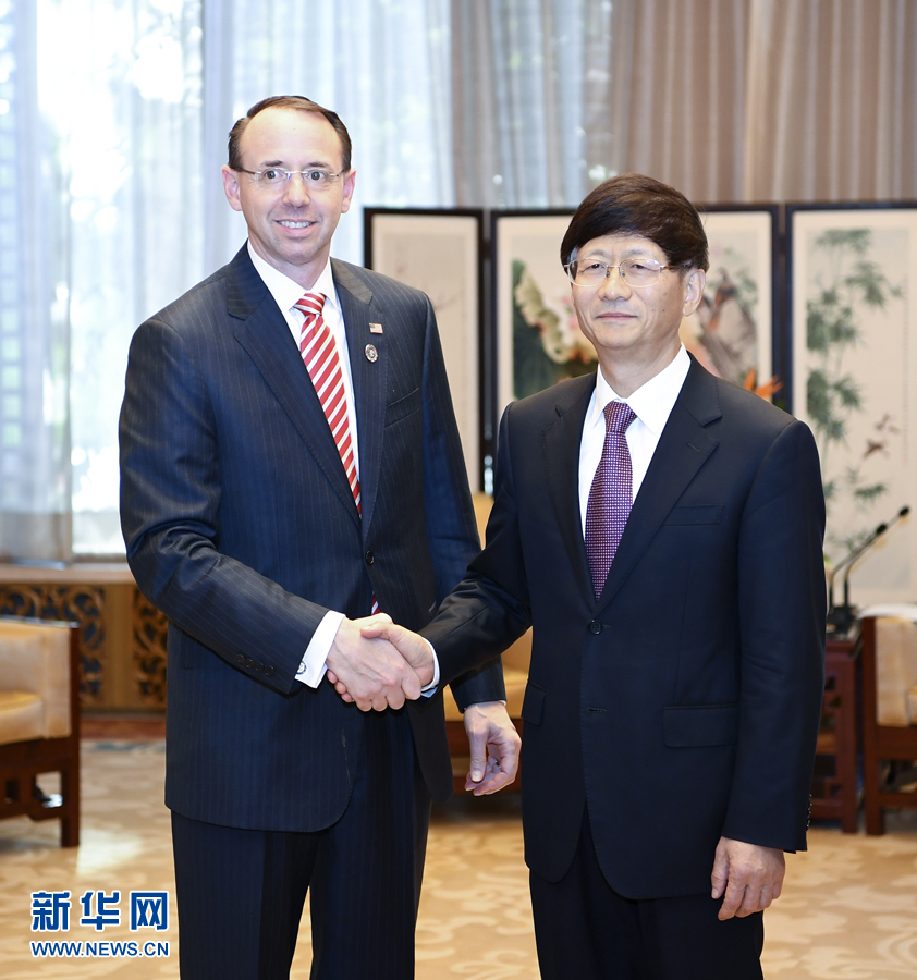 9月26日，中共中央政治局委員、中央政法委書記孟建柱在北京會(huì)見來華出席國(guó)際刑警組織第86屆全體大會(huì)的美國(guó)司法部常務(wù)副部長(zhǎng)羅森斯坦。新華社記者 張領(lǐng) 攝