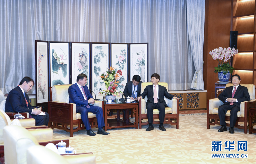 9月26日，中共中央政治局委員、中央政法委書記孟建柱在北京會(huì)見來華出席國(guó)際刑警組織第86屆全體大會(huì)的塔吉克斯坦內(nèi)務(wù)部長(zhǎng)拉希姆佐達(dá)。國(guó)務(wù)委員、公安部部長(zhǎng)郭聲琨參加有關(guān)會(huì)見。新華社記者 張領(lǐng) 攝