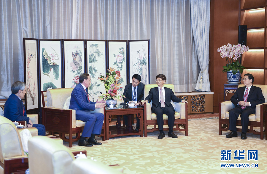 9月26日，中共中央政治局委員、中央政法委書記孟建柱在北京會(huì)見來華出席國(guó)際刑警組織第86屆全體大會(huì)的哈薩克斯坦內(nèi)務(wù)部長(zhǎng)卡西莫夫。國(guó)務(wù)委員、公安部部長(zhǎng)郭聲琨參加有關(guān)會(huì)見。新華社記者 張領(lǐng) 攝