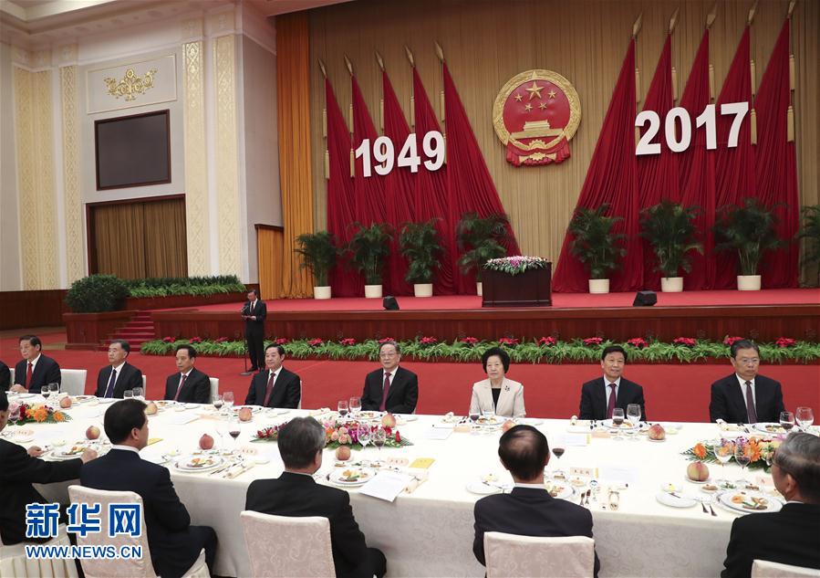 9月28日，全國政協(xié)辦公廳、中共中央統(tǒng)戰(zhàn)部、國務院僑辦、國務院港澳辦、國務院臺辦在北京人民大會堂聯合舉行國慶招待會。中共中央政治局常委、全國政協(xié)主席俞正聲與2800多名港澳臺僑各界代表歡聚一堂，慶祝中華人民共和國成立68周年。這是俞正聲在招待會上致辭。新華社記者 龐興雷 攝