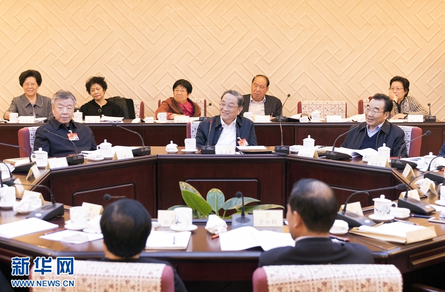 10月30日，政協(xié)第十二屆全國(guó)委員會(huì)常務(wù)委員會(huì)第二十三次會(huì)議舉行分組討論，與會(huì)人員圍繞深入學(xué)習(xí)貫徹中共十九大精神認(rèn)真討論，積極建言獻(xiàn)策。全國(guó)政協(xié)主席俞正聲參加討論。新華社記者 丁海濤 攝