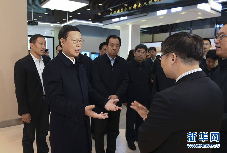 11月14日至15日，國(guó)務(wù)院副總理張高麗在黑龍江調(diào)研。這是11月14日，張高麗到黑龍江工業(yè)技術(shù)研究院成果展示中心，了解產(chǎn)學(xué)研結(jié)合推動(dòng)創(chuàng)新發(fā)展情況。 新華社記者 高潔 攝