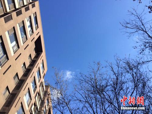 2017年12月7日，北京空氣質(zhì)量較好，圖為北京豐臺區(qū)某小區(qū)拍到的藍(lán)天。<a target='_blank'  >中新網(wǎng)</a> 邱宇 攝