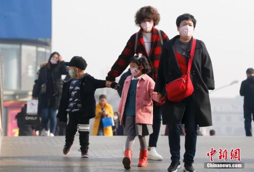 2016年12月19日，北京被霧霾籠罩，民眾戴防霧霾口罩出行。 <a target='_blank' >中新社</a>記者 杜洋 攝