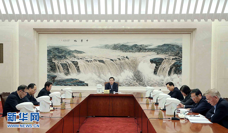 1月16日，中共十二屆全國人大常委會黨組在北京召開會議，認真學習領會習近平總書記在十九屆中央紀委二次全會上的重要講話和全會精神，研究部署貫徹落實工作。全國人大常委會委員長、常委會黨組書記張德江主持會議并講話。新華社記者 劉衛(wèi)兵 攝
