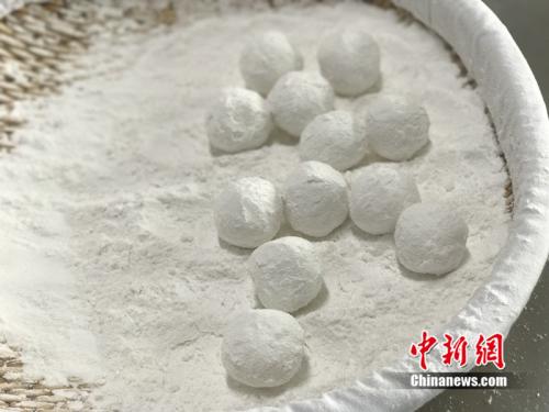 制作元宵時，首先要將餡料做好，沾上水，再投進盛滿糯米粉的笸籮內(nèi)搖。<a target='_blank'  ><p  align=