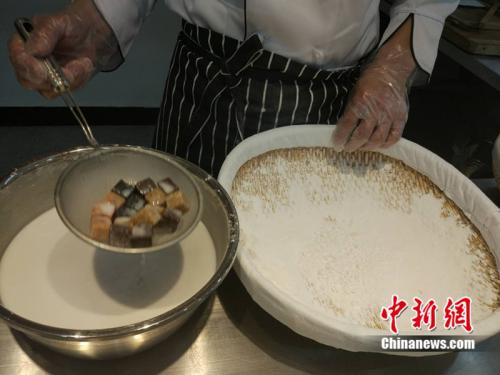 制作元宵時，首先要將餡料做好，沾上水，再投進盛滿糯米粉的笸籮內(nèi)搖。<a target='_blank'  ><p  align=