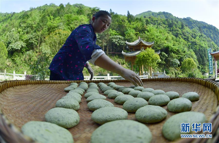 #(社會(huì))(1)湖北宣恩:花草搓揉出的土家美味