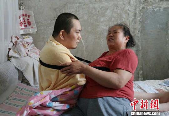 身體日漸衰老的梁青蘭每次幫兒子翻身、坐立，全身的衣物都要濕透一次。　尚明俠 攝