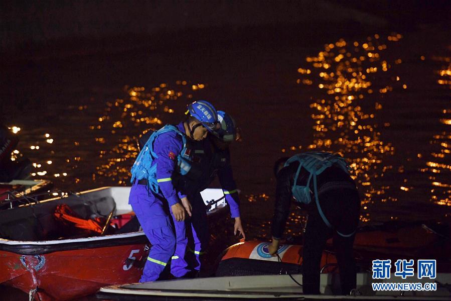 （重慶公交車墜江事故·圖文互動）（1）夜幕降臨，重慶萬州公交客車墜江事故救援工作仍在進行中