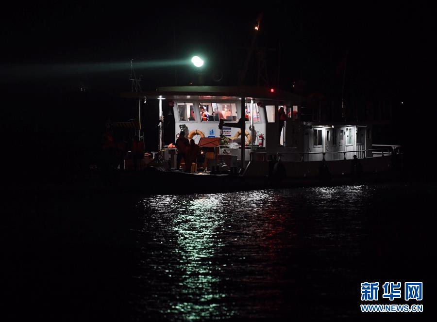 （重慶公交車墜江事故·圖文互動）（2）夜幕降臨，重慶萬州公交客車墜江事故救援工作仍在進行中