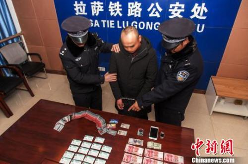 資料圖：一犯罪嫌疑人對(duì)拉薩鐵路警方查獲的火車(chē)票進(jìn)行指認(rèn)?！『鷤黯?攝