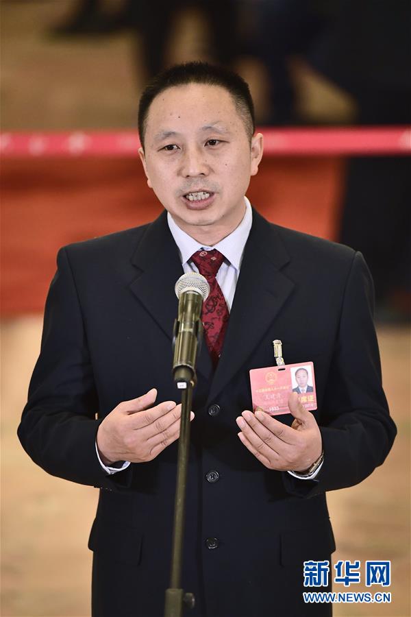 （兩會(huì)·人大開(kāi)幕）（11）全國(guó)人大代表接受采訪(fǎng)