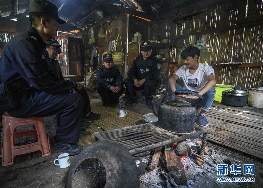 (愛國情 奮斗者·圖文互動)(1)警民情深——記云南貢山縣獨(dú)龍江鄉(xiāng)邊境派出所