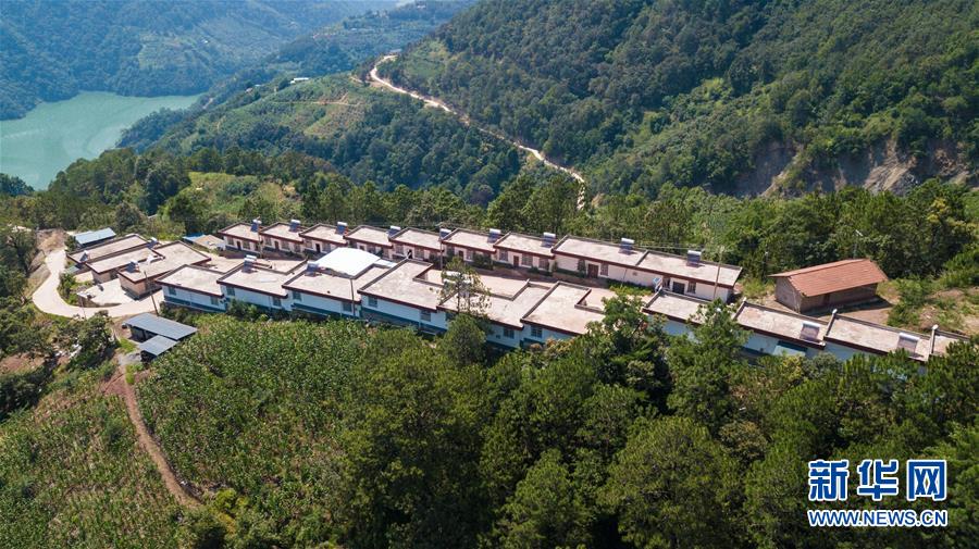 （在習近平新時代中國特色社會主義思想指引下——新時代新作為新篇章·總書記關(guān)心的百姓身邊事·圖文互動）（1）“四好農(nóng)村路”：通向幸福，通向遠方